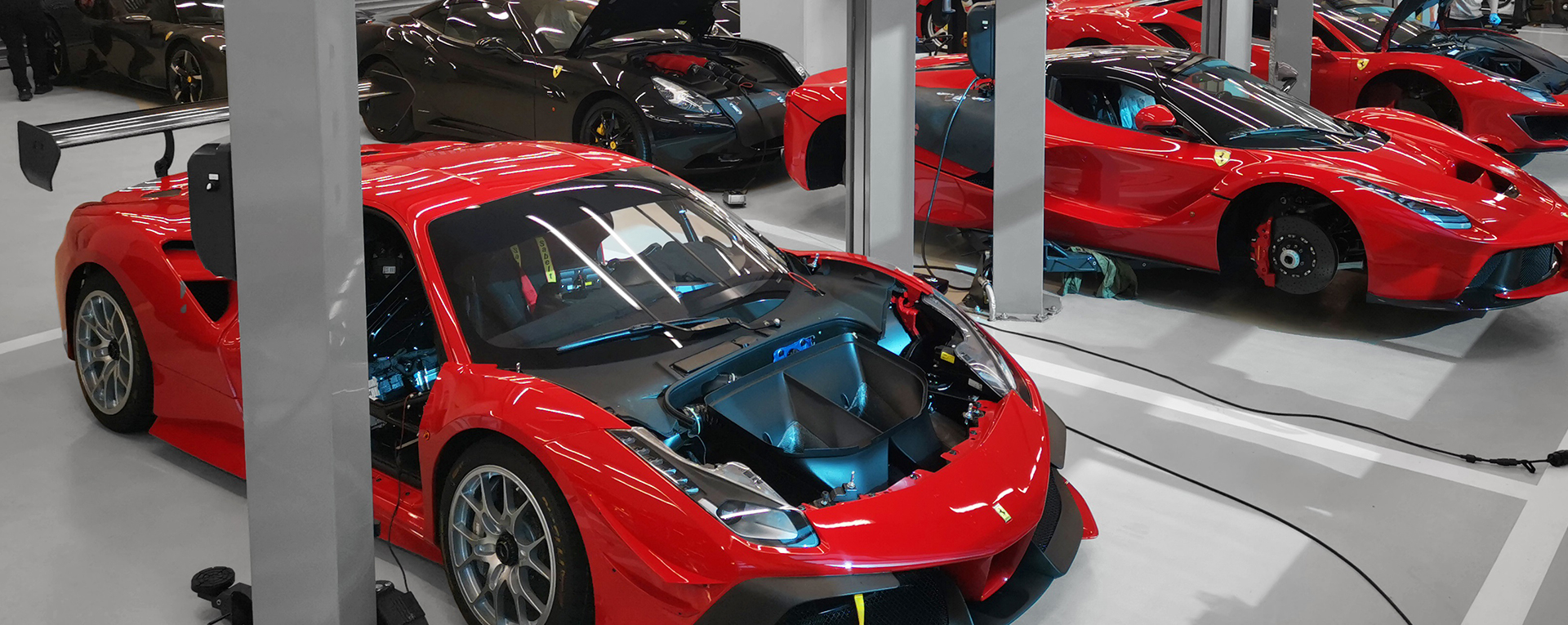 KONTAKTIEREN SIE UNS Main Slide