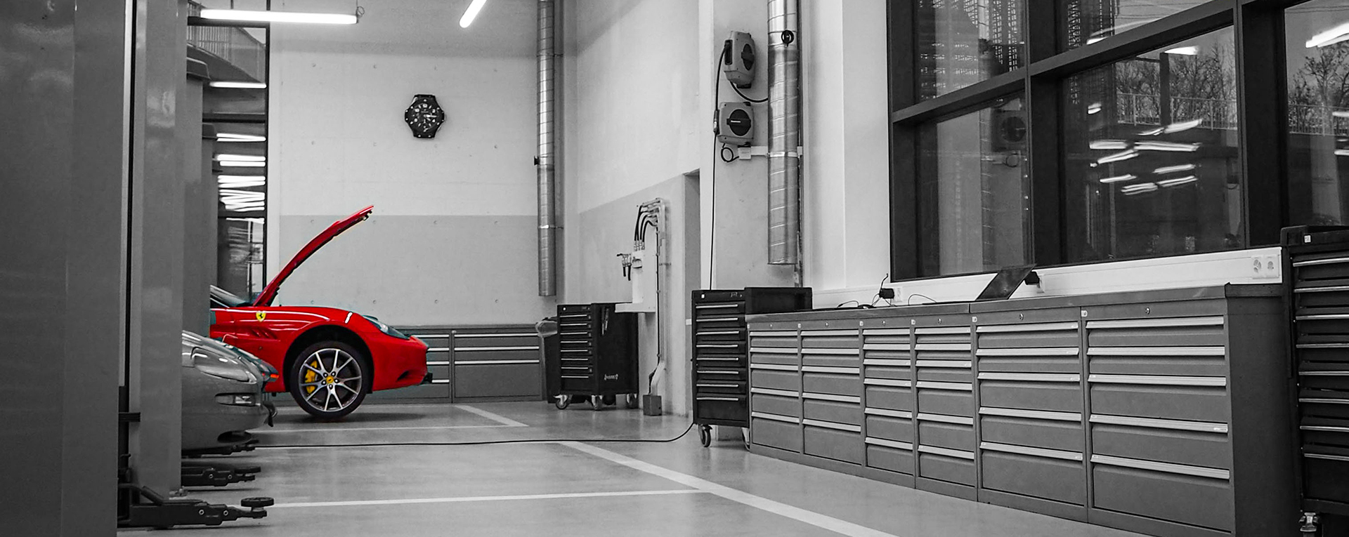 KONTAKTIEREN SIE UNS Main Slide